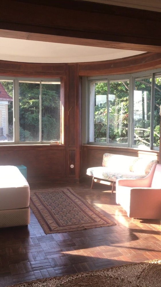 Full composite view of the curved bay-window room