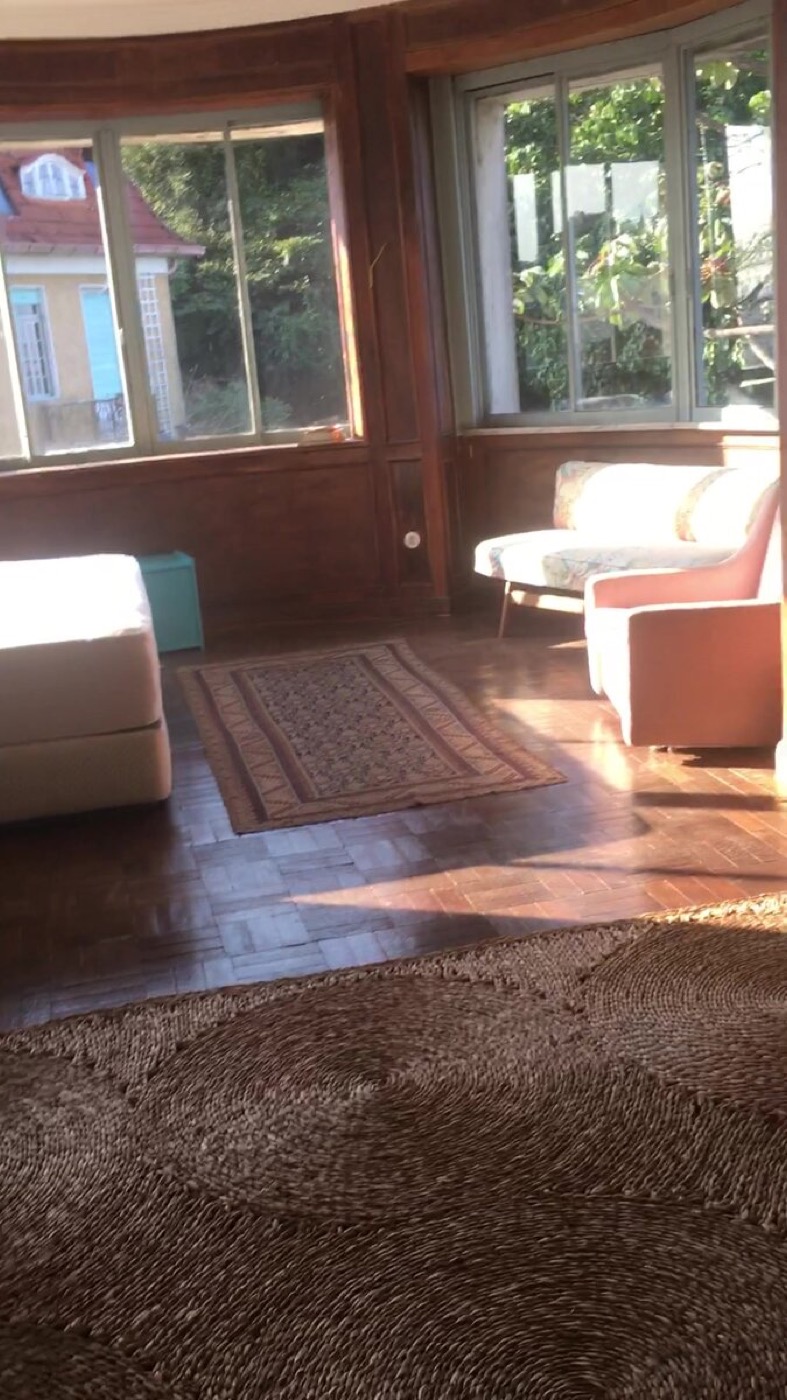 Wider view of the same room including the bare bench area