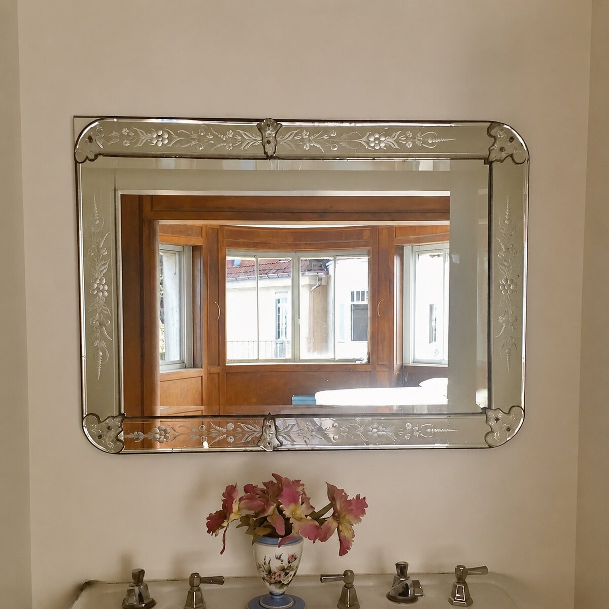 Antique floor mirror worth keeping in the entrance